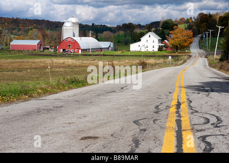 Une route menant à une ferme en milieu rural Vermont USA 9 Octobre 2008 Banque D'Images