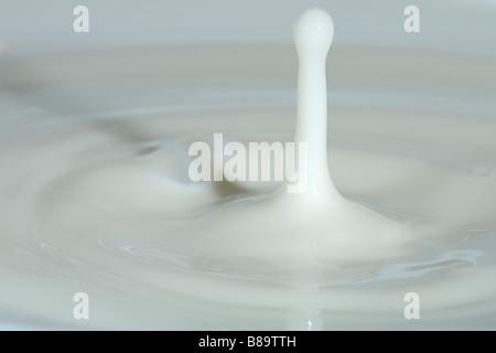 Une photo d'une goutte d'eau blanc Banque D'Images