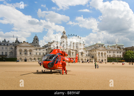 Grand angle horizontal de London's Air Ambulance débarqua à assister à une situation d'urgence dans le centre de Londres, dans la Horse Guard Parade. Banque D'Images