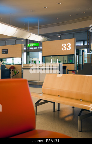 Départ et porte des arrivées au numéro 33 de l'aéroport Gatwick de Londres, Angleterre, RU Banque D'Images