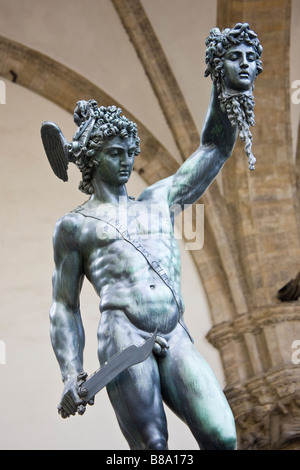 La statue de Persée tenant la tête de Méduse dans la Loggia dei Lanzi, galerie du Palazzo Vecchio, Florence, Italie Banque D'Images