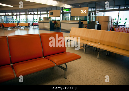 Départ et porte des arrivées au numéro 33 de l'aéroport Gatwick de Londres, Angleterre, RU Banque D'Images