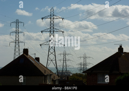 Pylônes planent sur une rue résidentielle de Brighton sur la côte du Sussex, Angleterre, Royaume-Uni Banque D'Images