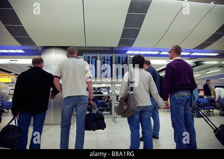 L'affichage des arrivées et départs des voyageurs à l'aéroport de Gatwick l'écran Banque D'Images