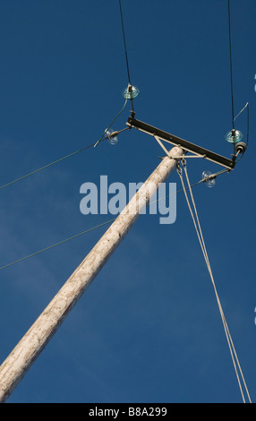 Poteau télégraphique sur fond de ciel bleu. Banque D'Images