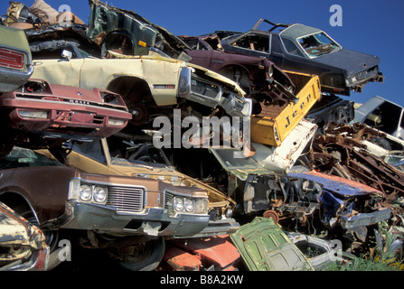 Épaves d'automobiles empilées à junkyard, USA Banque D'Images