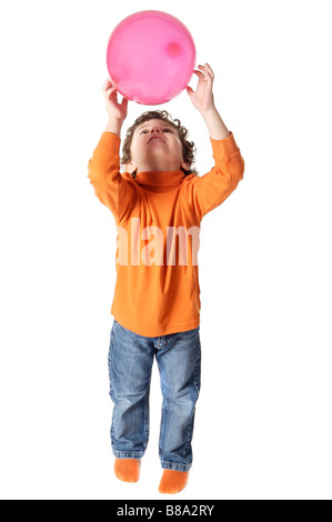 Adorable Garçon jouant avec un ballon sur fond blanc Banque D'Images