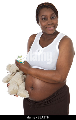 Photo d'une jolie femme enceinte de donner à bébé un ours à bouteille un bébé sur fond blanc Banque D'Images