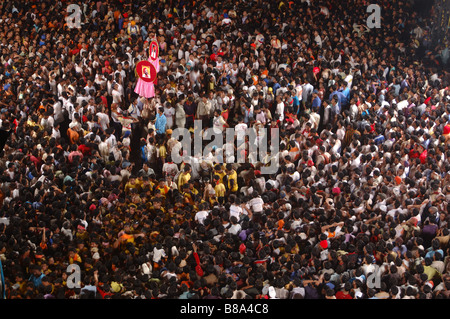 Dahi Hundie ; pyramide humaine ; Janmashtami janmashtami gokul ashtami govinda ; Festival ; Bombay Mumbai maharashtra ; l'Inde. Banque D'Images