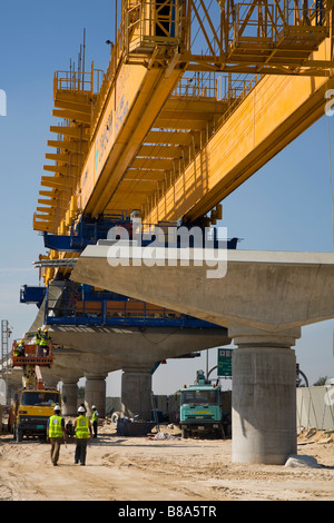 Viaducs surélevés sur le réseau ferroviaire de transport rapide non fini du métro de Dubaï en construction. Systèmes avancés de transport ferroviaire urbain à Dubaï. EAU Banque D'Images