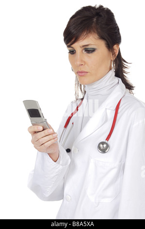 Jeune fille médecin avec téléphone sur fond blanc Banque D'Images