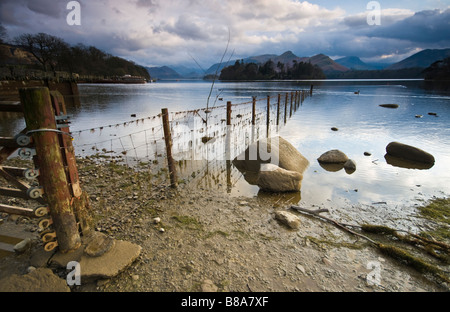 Vue sur Derwent eau au crépuscule après un jour de pluie. Banque D'Images