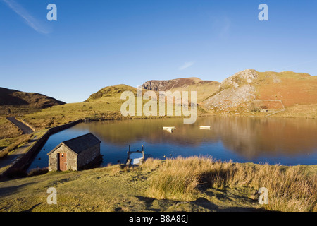 Rhyd Ddu Gwynedd au nord du Pays de Galles UK Llyn y Dywarchen lac avec bateaux en janvier dans les montagnes de Snowdonia National Park' ' Banque D'Images