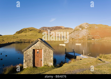 Llyn y Dywarchen lac avec un hangar à "montagnes de Snowdonia National Park'. Rhyd Ddu Gwynedd au nord du Pays de Galles au Royaume-Uni. Banque D'Images