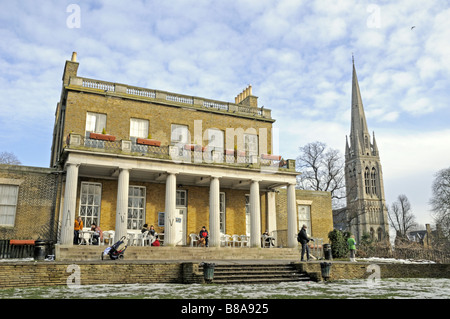 Clissold House Clissold Park avec Saint Mary's New Church Stoke Newington, Hackney London England UK Banque D'Images