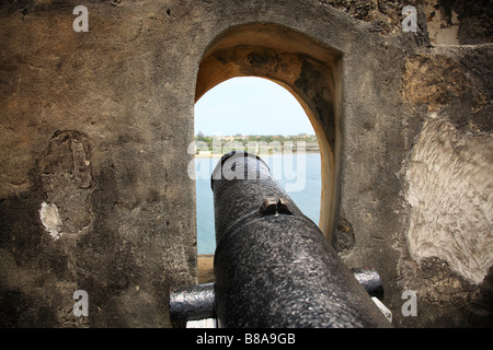 Cannon voir au vieux fort de l'Afrique Kenya Mombasa Banque D'Images