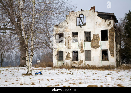 Jouet pour enfants en trike cour avant de vieille maison abandonnée Banque D'Images