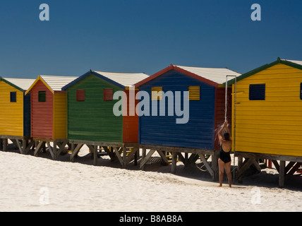 Des cabanes de plage colorées à la plage. Muizenberg, le Cap, Afrique du Sud Banque D'Images