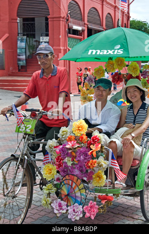Malacca Malaisie fleurs decorateted pedicab rickshaw tricycles Christ Church Banque D'Images