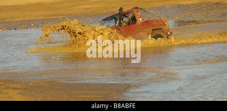 Hors-piste véhicule passe dans de l'eau, bien sûr, hors-piste Yarwell Yarwell, Peterborough (Cambridgeshire, Angleterre, RU Banque D'Images