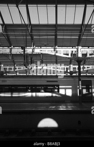 La station de train à la gare de chemin de fer, photographie noir et blanc montrant jeux d'ombre et de la lumière Banque D'Images