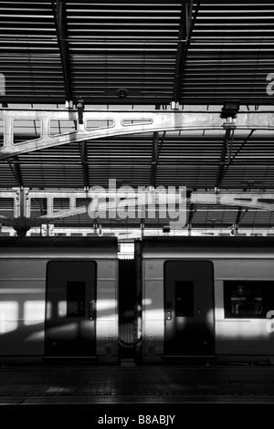 La station de train à la gare de chemin de fer, photographie noir et blanc montrant jeux d'ombre et de la lumière Banque D'Images