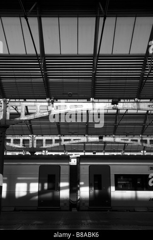 La station de train à la gare de chemin de fer, photographie noir et blanc montrant jeux d'ombre et de la lumière Banque D'Images