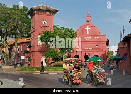 Fleur fleurs Melaka tricycles decorateted pedicab rickshaw Christ Church Banque D'Images