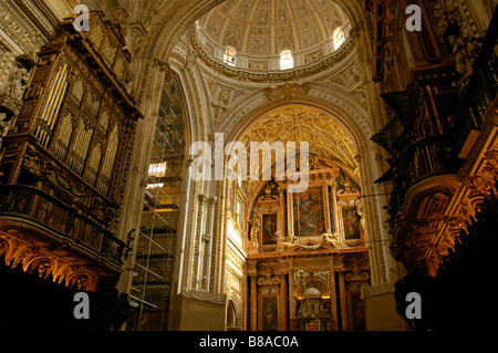 Autel et l'intérieur de la grande église, mosquée maure "La Mezquita", Cordoue, Espagne. Banque D'Images