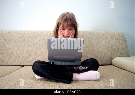 Fille avec un ordinateur portable Banque D'Images