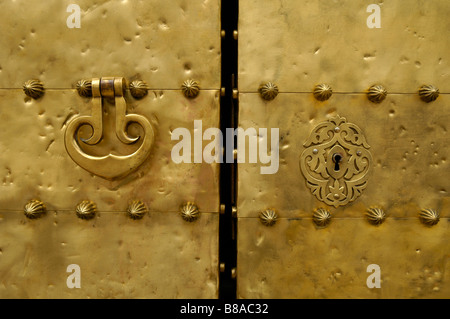 Détail d'une des grandes portes de bronze impressionnant à la grande mosquée de l'église maure, "La Mezquita", Cordoue, Espagne. Banque D'Images