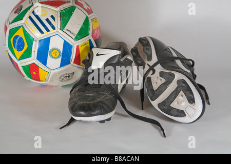 Ancien utilisé chaussures de football chaussures de football et un ballon de soccer utilisé Banque D'Images