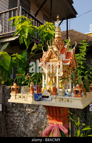 La maison de culte bouddhiste thaïlandais à l'extérieur de la maison qui abrite le gardien spirituel de l'immeuble du quartier de Thonburi à Bangkok Banque D'Images