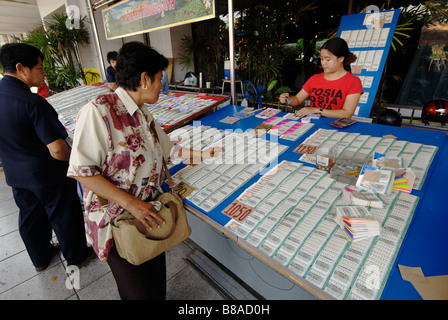 Les personnes qui achètent des billets de loterie dans le centre de Bangkok en Thaïlande Banque D'Images