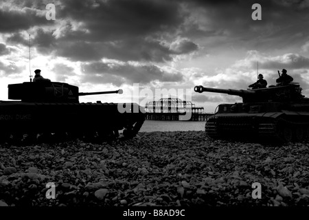 Radio contrôlée 16 maquette char Churchill britannique et allemand gauche char tigre sur la plage de Brighton West Pier en arrière-plan Banque D'Images