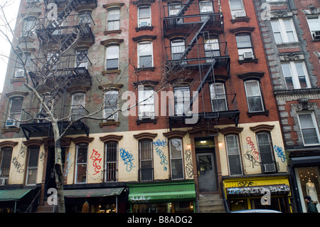 Une rangée de graffitis entaché de cour dans le quartier de New York de l'East Village Banque D'Images