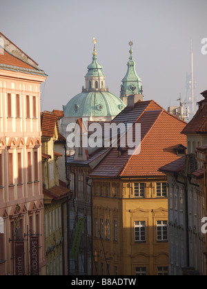 Vue sur les toits de Prague montrant St Nicolas dome Banque D'Images