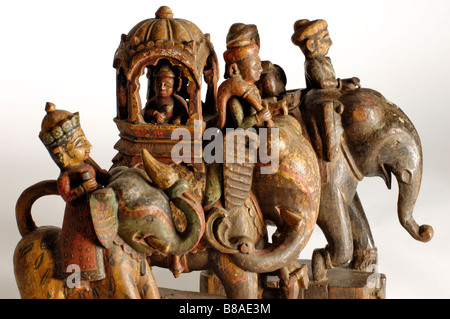 Un groupe d'Indiens anciens bois sculpté peint caparisoned elephants avec cavaliers. Banque D'Images