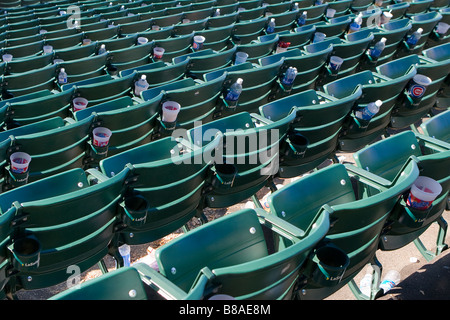 Des rangées de sièges vides encombrée de poubelle après un match de baseball au Wrigley Field de Chicago, dans l'Illinois Banque D'Images