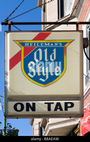 L'ancien style de Heileman beer sign en face d'un bar dans le Lincoln Park de Chicago, dans l'Illinois Banque D'Images