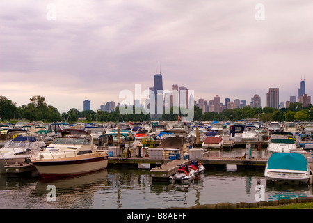 Un remplissage des bateaux de plaisance à Lincoln Park sur le Lac Michigan avec l'horizon de Chicago dans l'arrière-plan Banque D'Images