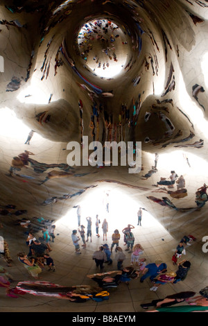 La réflexion dans le 110 tonne sculpture elliptique conçu par Anish Kapoor dans at&t Plaza Millennium Park Chicago Illinois Banque D'Images