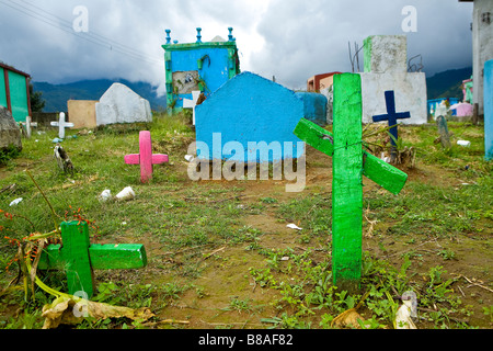 Croix dans un cimetière dans Nabaj Western Highlands Guatemala Banque D'Images