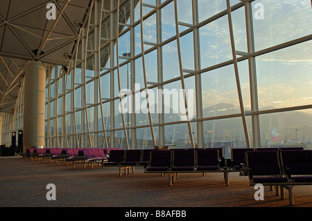 Hall de l'aéroport moderne vide vu dans la belle lumière du soir Banque D'Images