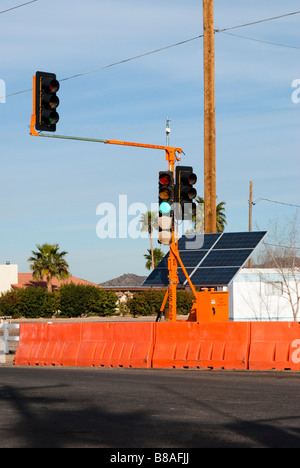 Alimentation solaire temporaire de feux de circulation à une intersection de rues Banque D'Images