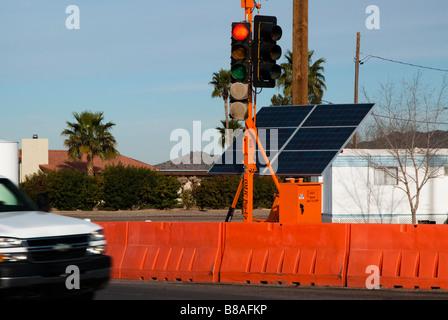 Alimentation solaire temporaire de feux de circulation à une intersection de rues Banque D'Images