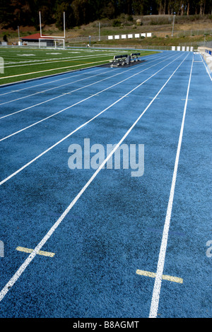 Une piste de course bleu à un hight school Banque D'Images