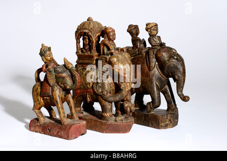 Un groupe d'Indiens anciens bois sculpté peint caparisoned elephants avec cavaliers. Banque D'Images