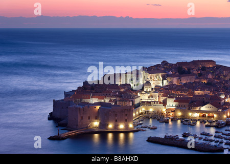 Le port de la vieille ville de Dubrovnik Croatie Dalmatie crépuscule Banque D'Images