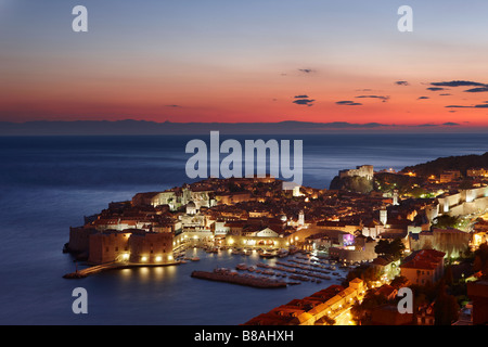 Le port de la vieille ville de Dubrovnik Croatie Dalmatie crépuscule Banque D'Images